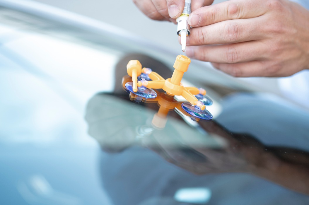 Reparatur eines Steinschlags in der Frontscheibe eines Autos